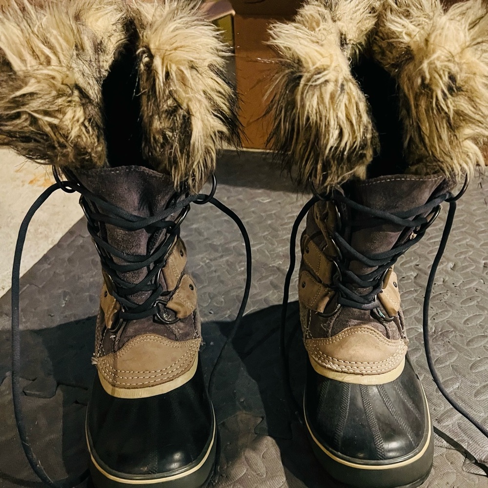 Sorel winter boots. Black worn slightly     Women’s size 8